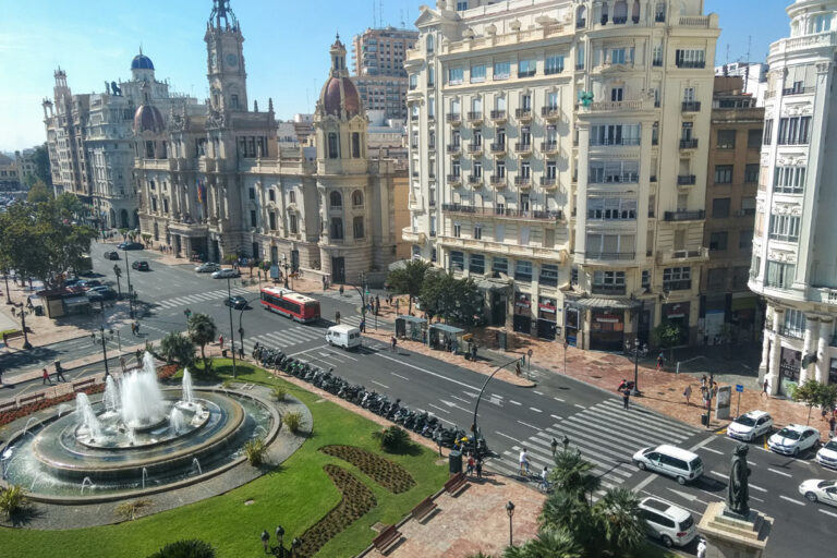 Plaza del Ayuntamiento in Valenica, Springbrunnen, historische Gebäude, Autos, Bus, Grünflächen