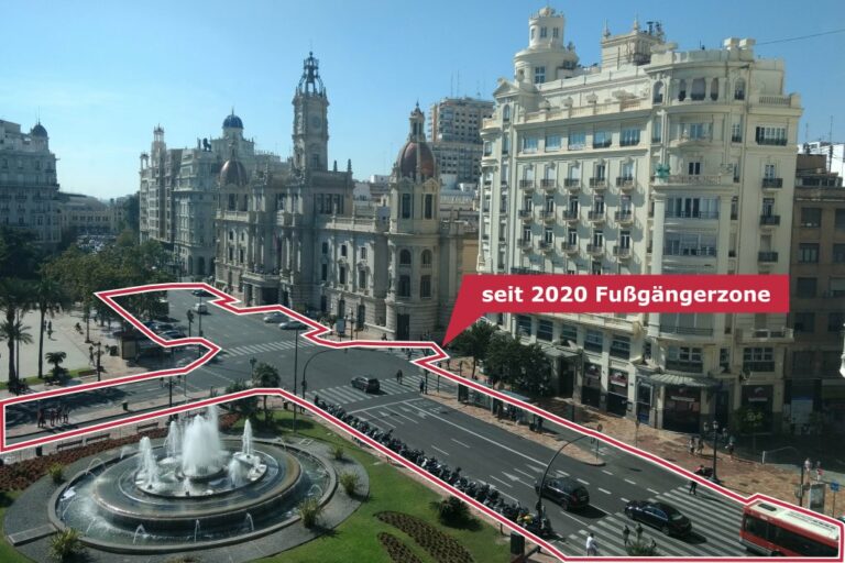 Plaça de l'Ajuntament mit eingezeichneter Fläche, die seit 2020 eine Fußgängerzone ist