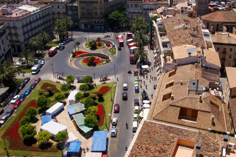 Platz in Valencia, Spanien, Grünflächen, Autos, Häuser, Dächer