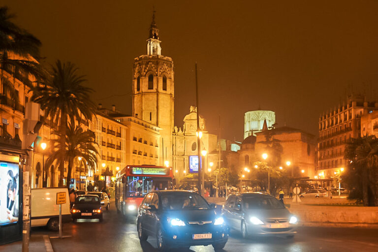 Autoverkehr auf einem Platz in Valencia, Abendaufnahme