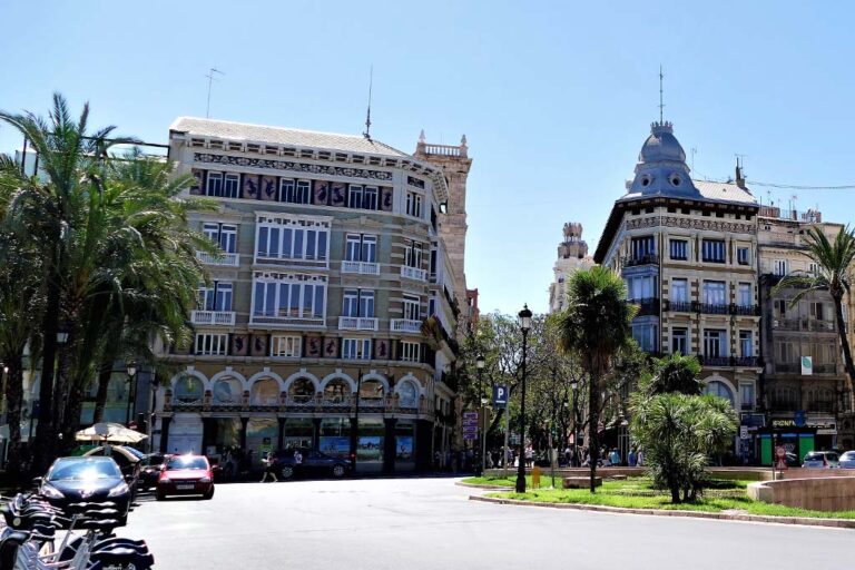 Platz in Spanien mit breiter Fahrbahn und Palmen