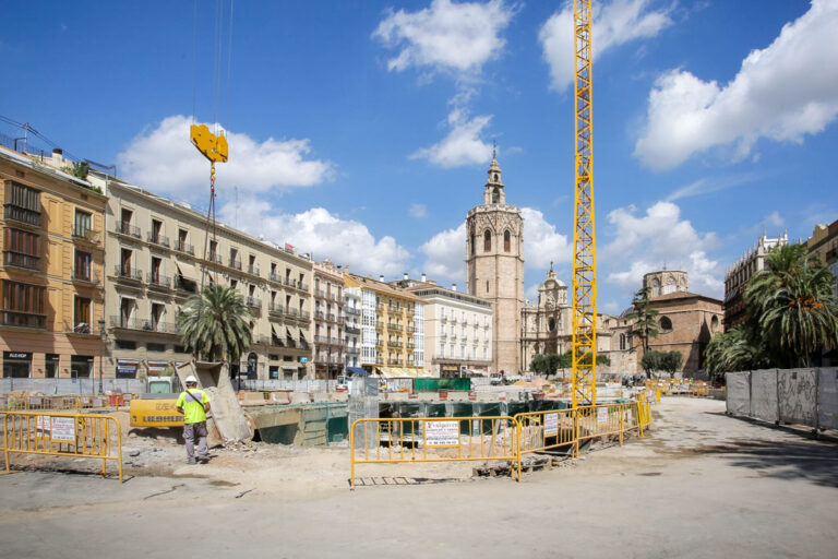 Platz in Valencia wird umgebaut, Arbeiter, Baumaschinen, Kran, Kathedrale, Häuserzeile, Tiefgarage