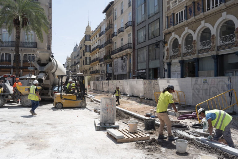 Platz in Valencia wird umgebaut, Arbeiter, Baumaschinen