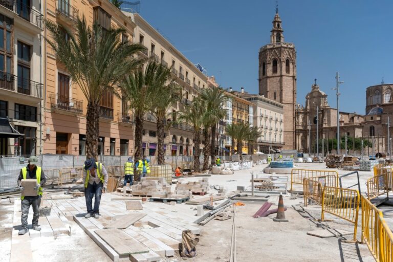 Platz in Valencia wird umgebaut, Arbeiter, Baumaschinen, alte Häuser, Kirche