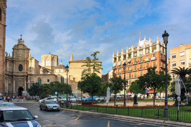 Plaça de la Reina, Platz in der Altstadt von Valencia, Kirche, Straßenlaternen, Rasen, Autos, Asphalt