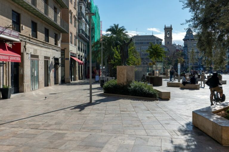 Fußgängerzone auf einem Platz in der Altstadt von Valencia