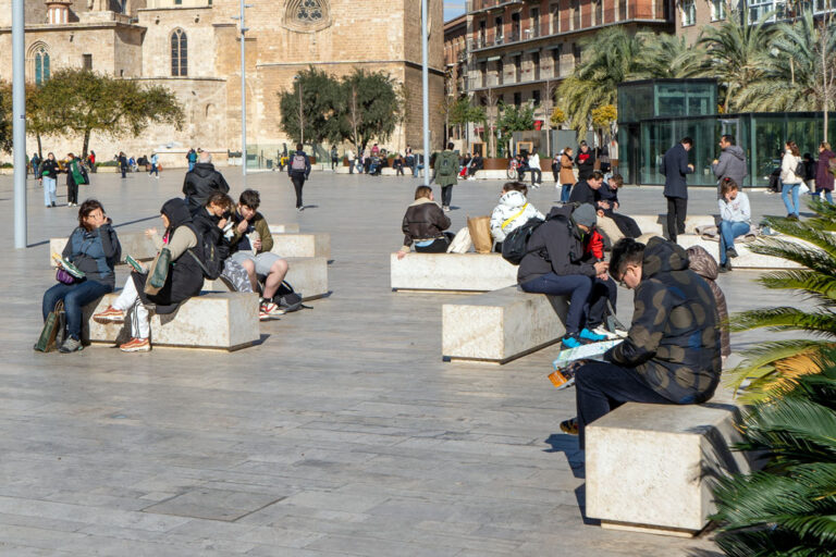 Leute sitzen auf einem Platz in Valencia, Fußgängerzone