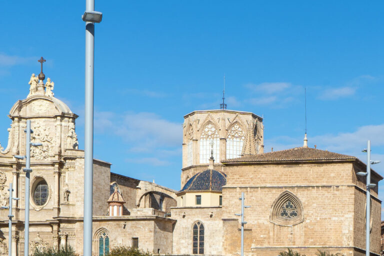 graue moderne Straßenlaternen vor der Kathedrale von Valencia