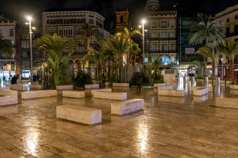 Bänke aus Stein in einer Fußgängerzone in Valencia, Abendaufnahme