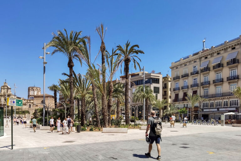 Plaza de la Reina, neu gestalteter Platz in der Altstadt von Valencia, Palmen, Fußgänger