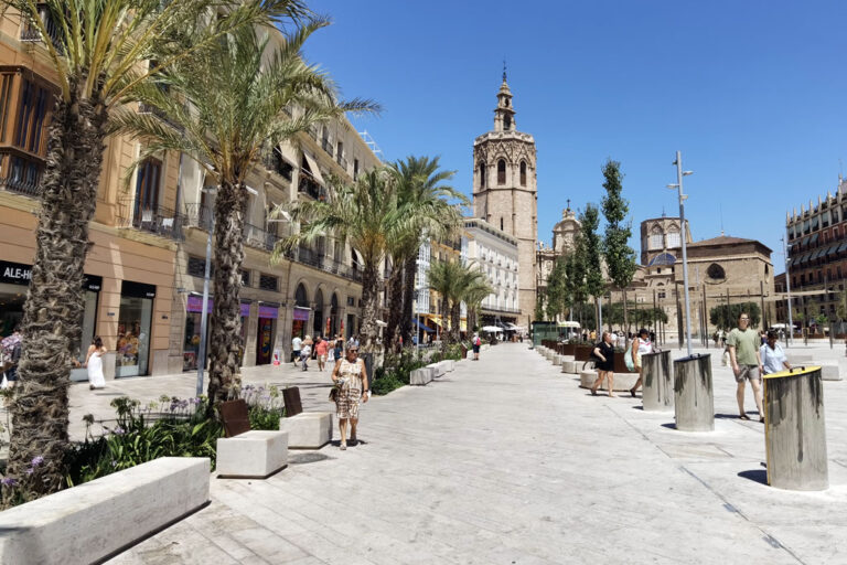 Fußgängerzone auf einem Platz in der Altstadt von Valencia, Kathedrale