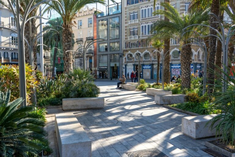 Grünfläche mit Sitzgelegenheiten auf einem Platz in der Altstadt von Valencia