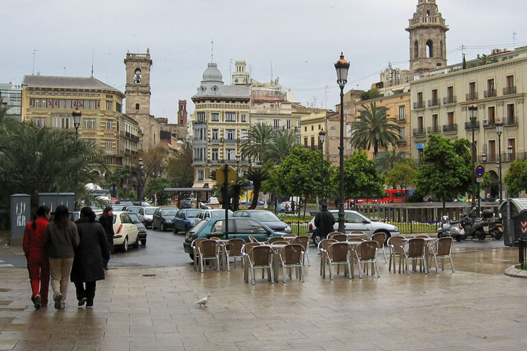 Platz in Valencia in Spanien mit alten Häusern