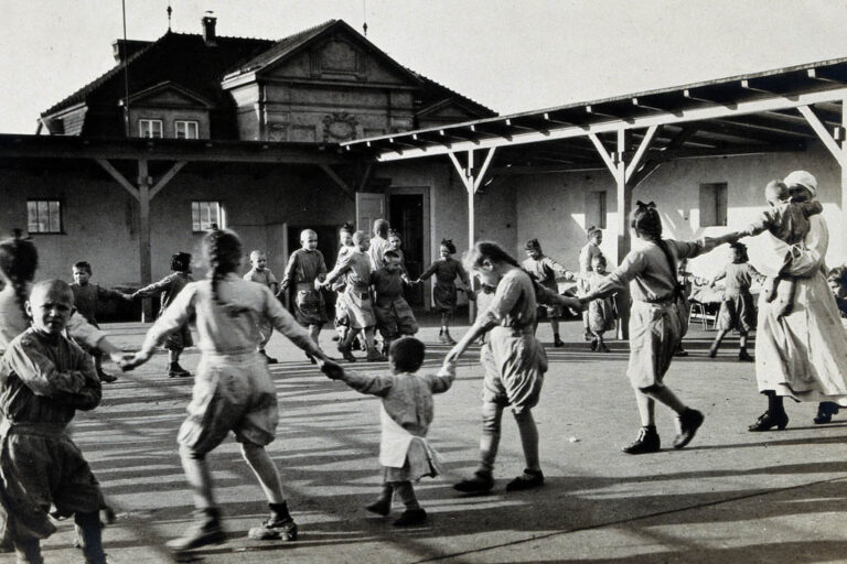 Kinder tanzen am Dach der Kinderklinik, AKH, historische Aufnahme