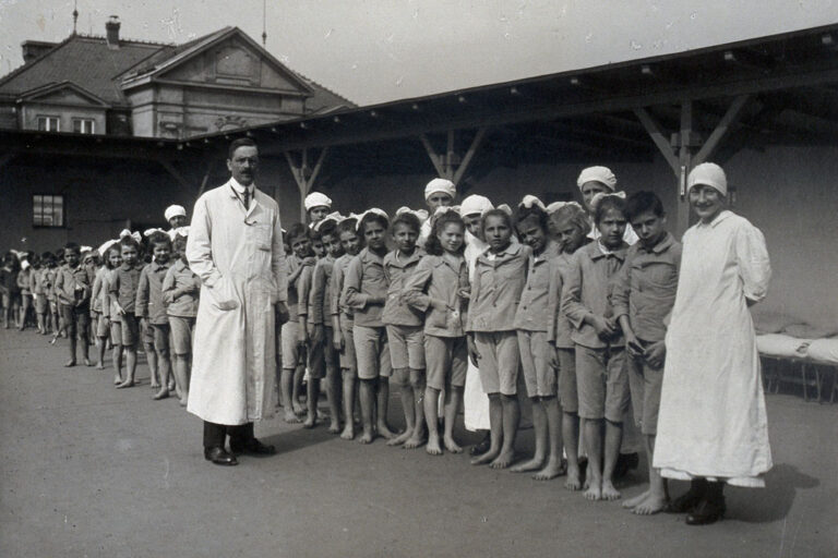 Kinder und Arzt am Dach der Kinderklinik, AKH, historische Aufnahme