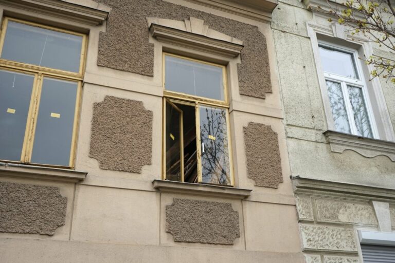 offenes Fenster der Villa in der Alsegger Straße 35, Architektur der Jahrhundertwende