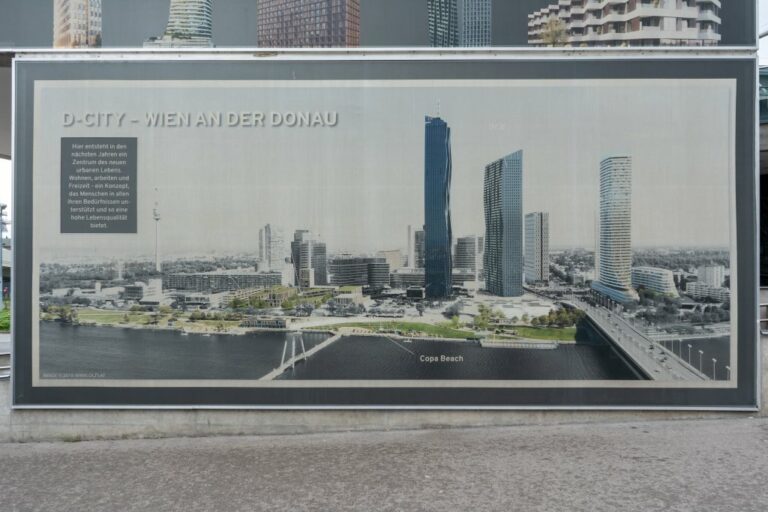 Plakat von geplanten Gebäuden in der Donau City in Wien