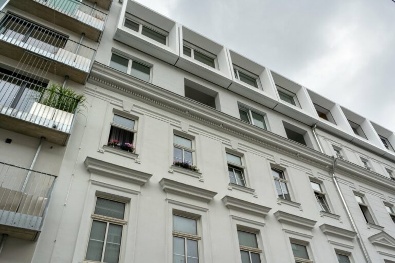 Gründerzeithaus mit zwei neu aufgesetzten Geschoßen in der Greiseneckergasse in Wien-Brigittenau