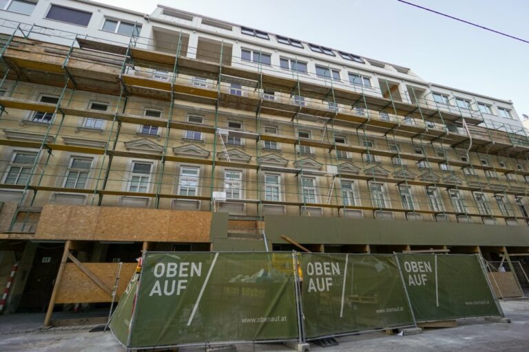 vier nebeneinanderliegende Gründerzeithäuser werden saniert, zwei neue Geschoße und ein Dachgeschoß, Gerüst, Baustelle, Plakat der Firma "Obenauf"