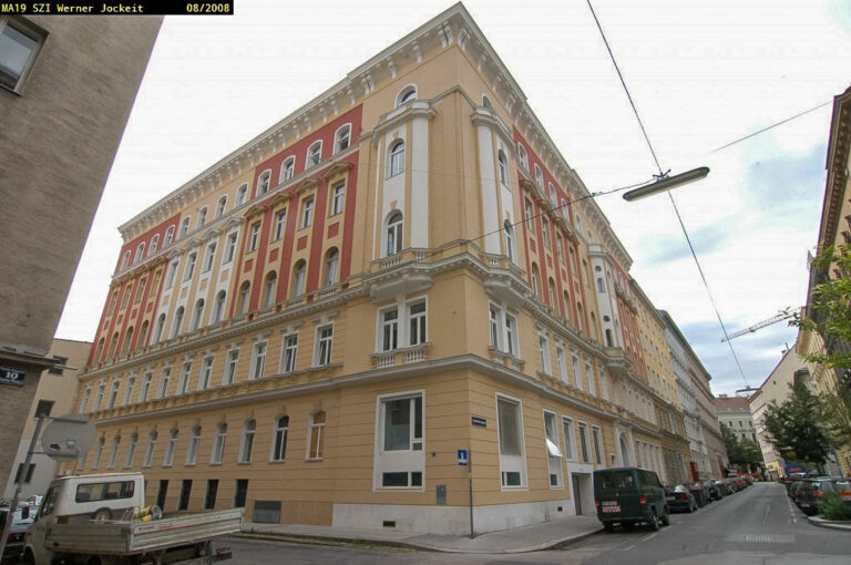 Gründerzeithaus in Wien-Wieden mit mehrfarbiger Fassade