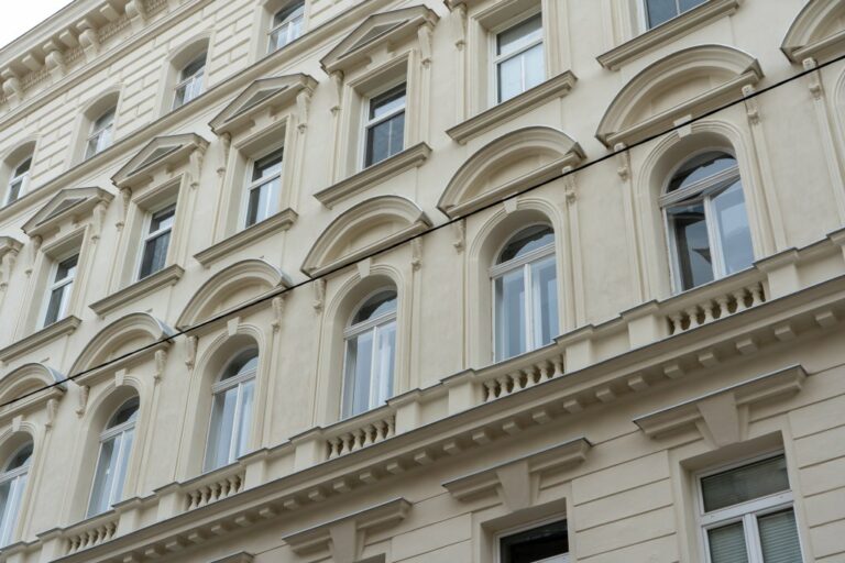 Fenster mit Verdachungen im Stil des Historismus, Nahaufnahme der Fassade des Hauses Große Neugasse 8