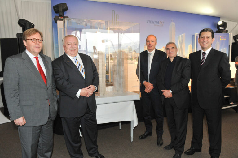 Pressefoto von der Grundsteinlegung für den DC Tower 1 in Wien