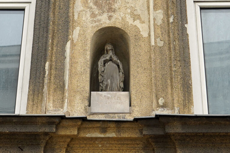 Statue in einer Nische auf einem Haus in Simmering