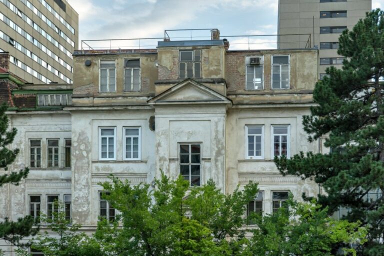 altes Krankenhausgebäude mit desolatem Dach in Wien