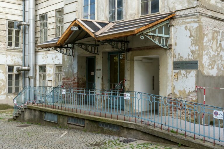 Eingang zur ehemaligen Kinderklinik des AKH, beschädigtes Gebäude