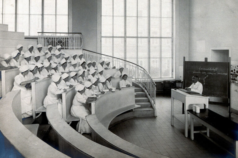 Krankenschwestern in einem Hörsaal hören einen Vortrag über Formaldehyd