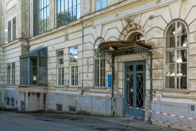 Kinderklinik des AKH, beschädigte Fassade