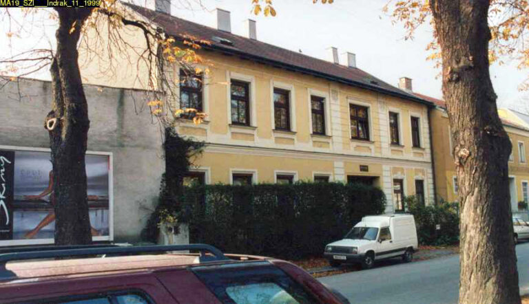 Haus in der Oberlaaer Straße, Bäume, Autos