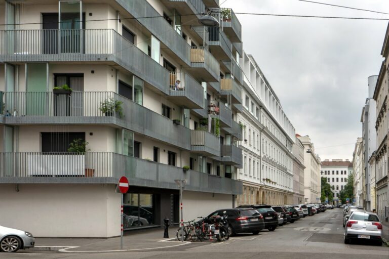 Neubau und aufgestockte Altbauten in der Greiseneckergasse in Wien-Brigittenau