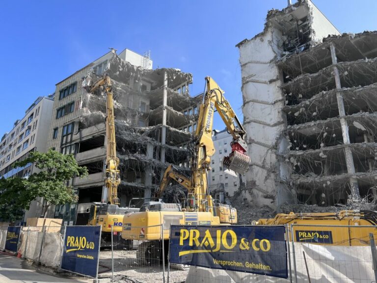 Bürohaus wird abgerissen, Baustelle, Bagger, Bauzaun, Wien-Leopoldstadt, Nordbahnhofgelände