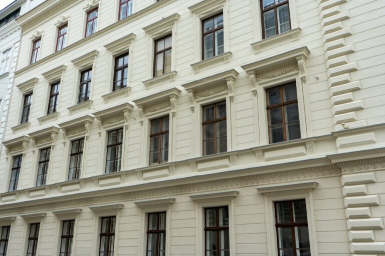 Historismus-Fassade in der Adambergergasse