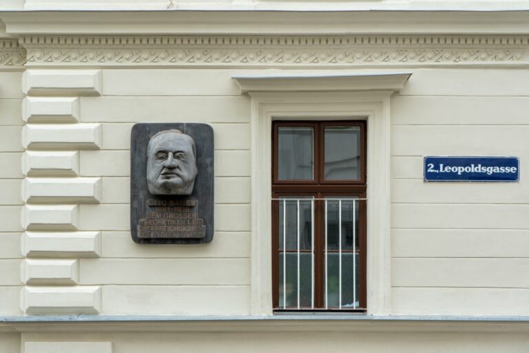 Gedenktafel mit Büste von Otto Bauer auf der Erdgeschoßfassade eines Hauses in der Leopoldsgasse