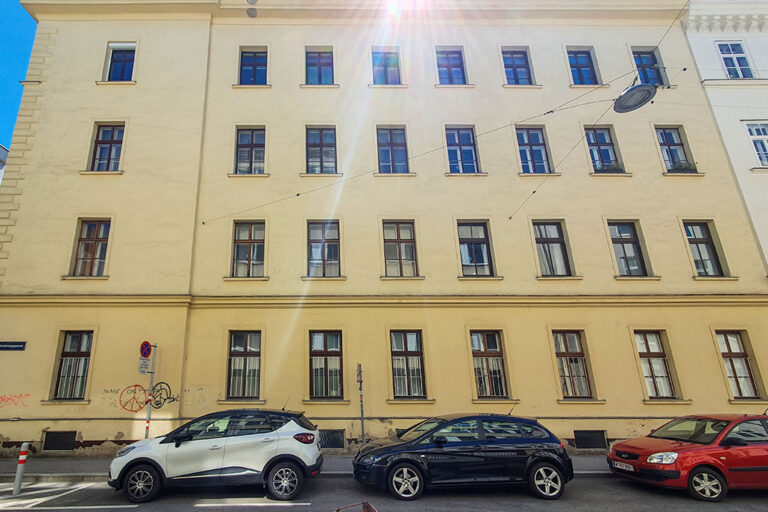 Altbau an der Ecke Leopoldsgasse/Nestroygasse, geglättete Fassade