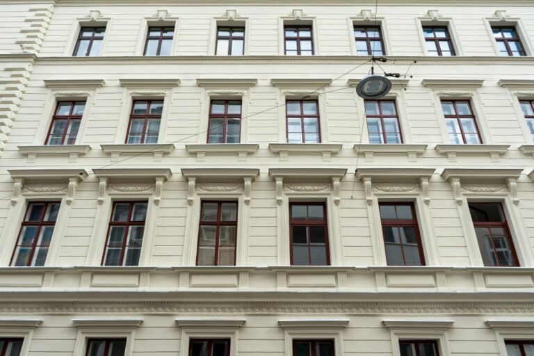 Altbau in Wien mit wiederhergestelltem Fassadendekor, Historismus, Gründerzeit