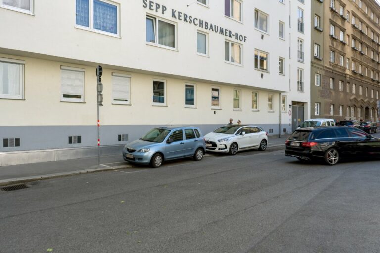 Pfeilgasse, Sepp Kerschbaumer-Hof, Asphalt, Autos