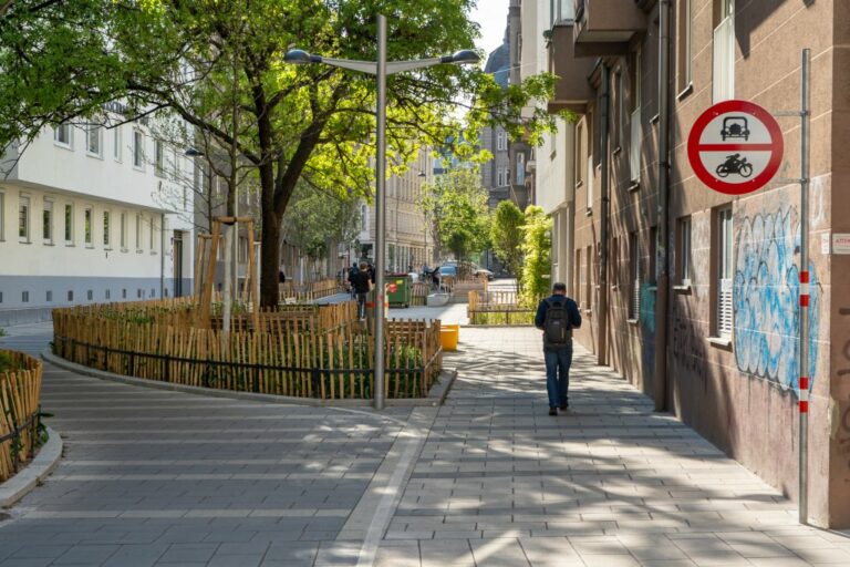 Mann geht auf einem neugestalteten Gehsteig in der Pfeilgasse