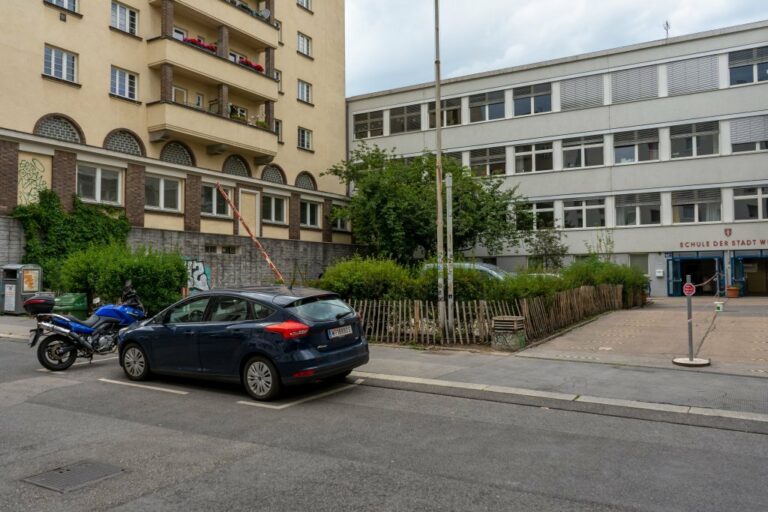 Schule, Gemeindebau, parkendes Auto, Motorrad, Fahrbahn, Josefstadt