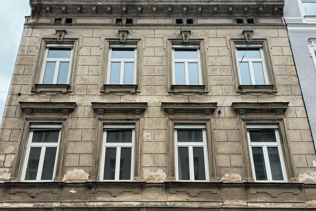 Fassade des Gründerzeithauses in der Pohlgasse 36 in Wien-Meidling, Dekor, Fenster
