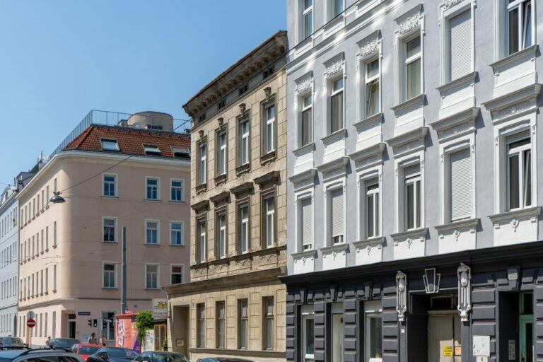 Häuserzeile mit Altbauten in Wien-Meidling
