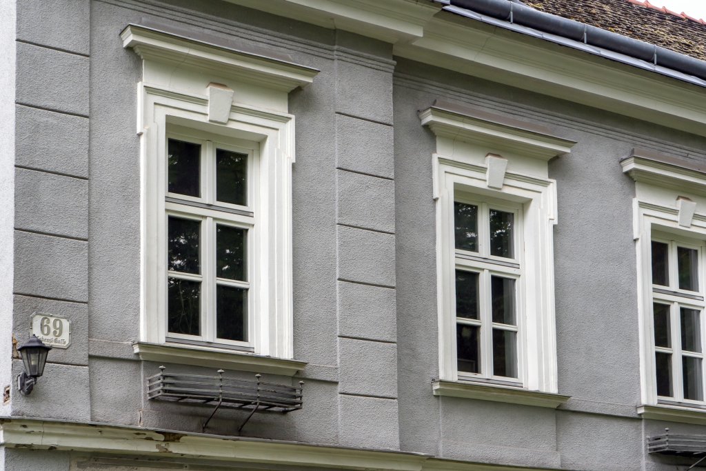 Nahaufnahme der Fassade des Gründerzeithauses Cobenzlgasse 69 in Grinzing, Wien-Döbling