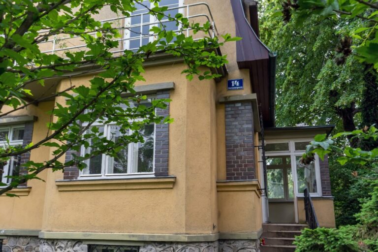 Einfamilienhaus aus der Zwischenkriegszeit in Döbling, dekorierte Fassade, Gersunygasse