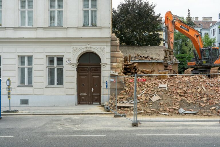 Lacknergasse in Wien-Hernals, links Altbau, rechts Schutt