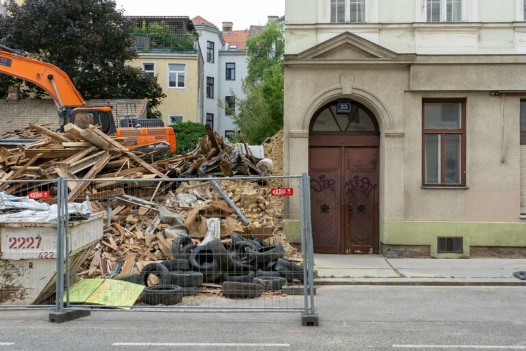 nach dem Abriss eines Altbaus in Wien, Baustelle, Hernals, Bagger, Schutt, Zaun