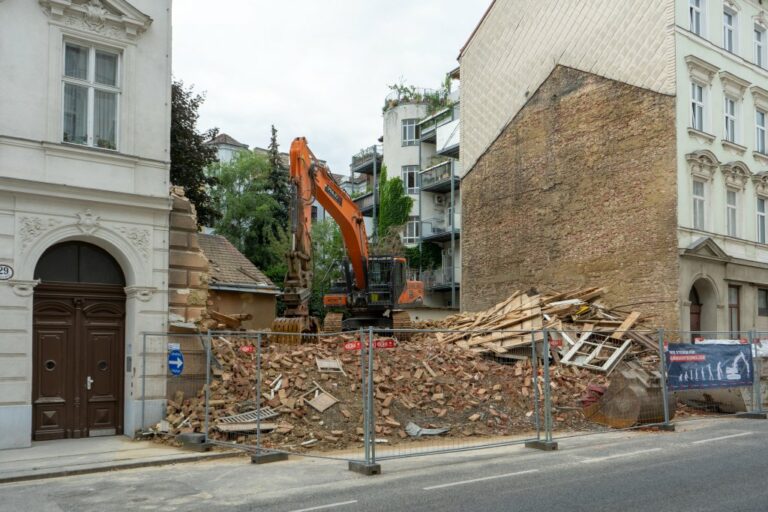 nach dem Abriss eines Altbaus in Wien, Baustelle, Hernals, Bagger, Schutt, Zaun