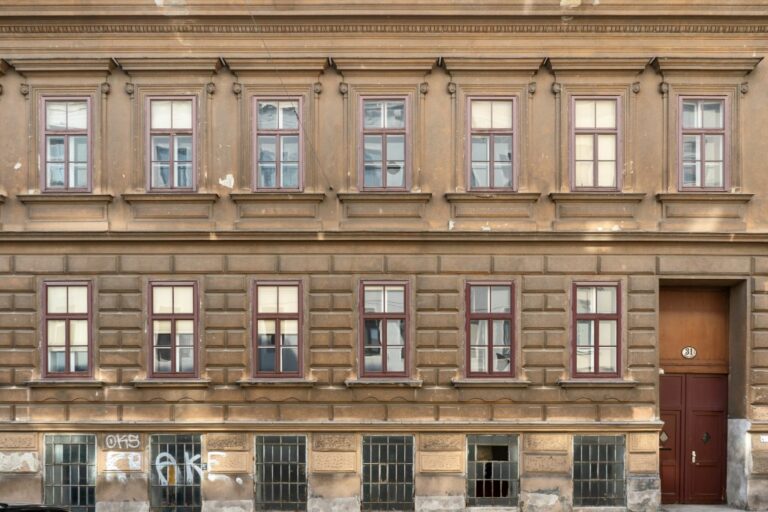 Gründerzeithaus in der Lacknergasse 31, Fassadendekor des 19. Jahrhunderts, Wien-Hernals