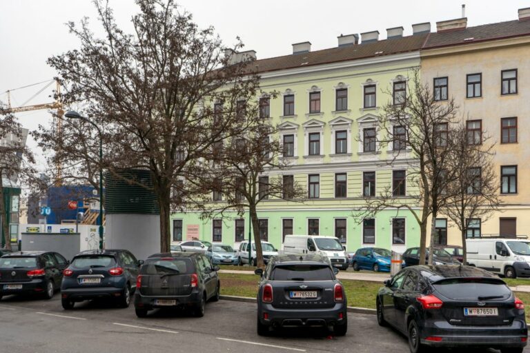 parkende Autos, Bäume, alte Häuser, Rudolfsheim-Fünfhaus